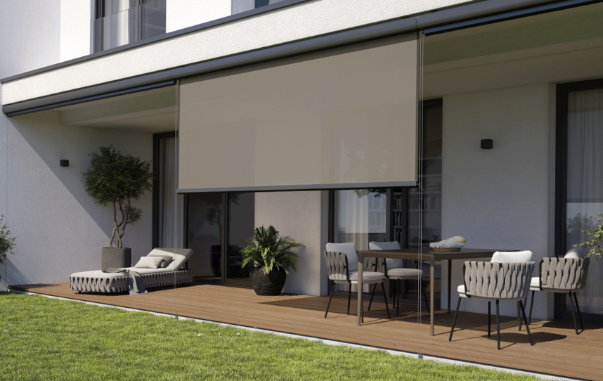 Terrasse mit heruntergefahrene Senkrechtbeschattung