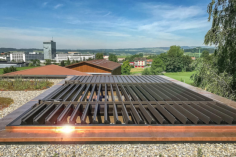 Astano TR4110 / TR4120 / TR4520 horizontale Überdachung für Laibung mit drehbaren Aluminium-Lamellen oder robuster Faltmarkise