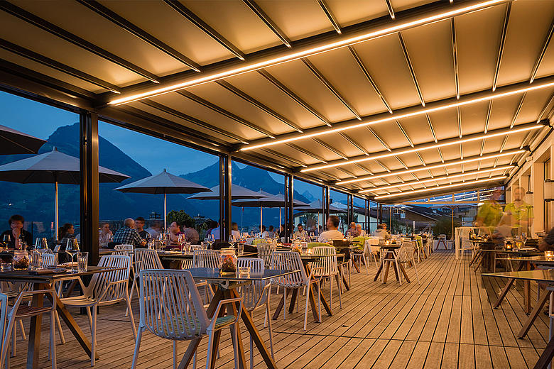 RIVERA P5000 koppelbares, multifunktionales Terrassendach mit integrierter Faltmarkise und optionaler LED-Beleuchtung und Seitenverglasung