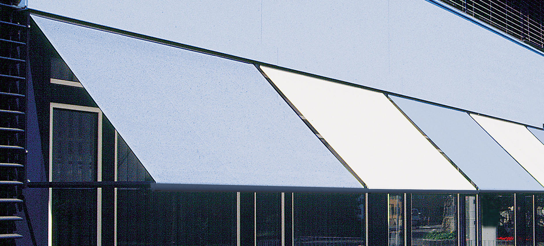 Metro S3110 Fassadenmarkise mit seitlichen Aluminium-Fallarmen für optmialen Sonnenschutz und Tageslichtnutzung 